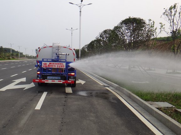 東風多利卡灑水車︱9噸灑水車圖片