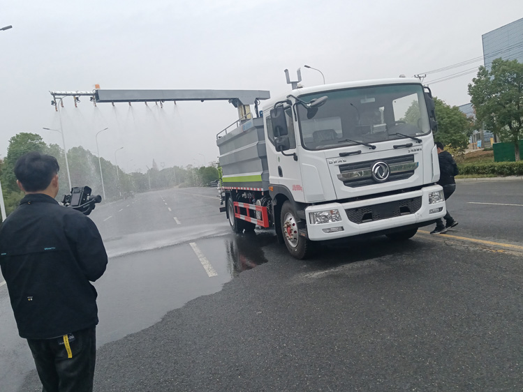 東風D9噴霧封層鐵路抑塵車-15方煤廠抑塵運輸車_榆林12方抑塵灑水車_霧化感應(yīng)噴淋車_煤炭降塵車