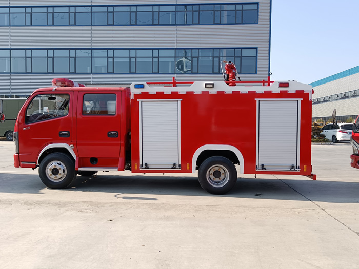 5噸消防灑水車(chē)價(jià)格_石油化工冶煉廠(chǎng)消防車(chē)_1.5-3.5噸水罐消防車(chē)現(xiàn)車(chē)價(jià)格