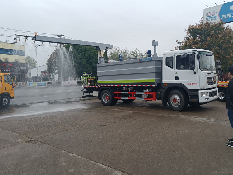 東風(fēng)D9自動(dòng)噴淋鐵路抑塵車(chē)-12噸自動(dòng)感應(yīng)噴灑_大同煤場(chǎng)抑塵灑水車(chē)_運(yùn)煤抑塵劑固化劑噴灑