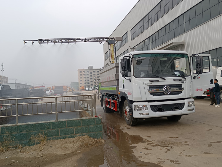 東風(fēng)D9免稅的鐵路抑塵車--12噸降塵灑水車_陜西多功能固化劑噴灑車_煤礦貨場壓制降塵