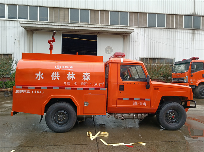 森林巡邏消防車(chē)_越野消防灑水車(chē)_陜西_四驅(qū)森林消防車(chē)_越野四驅(qū)運(yùn)兵突擊消防車(chē)