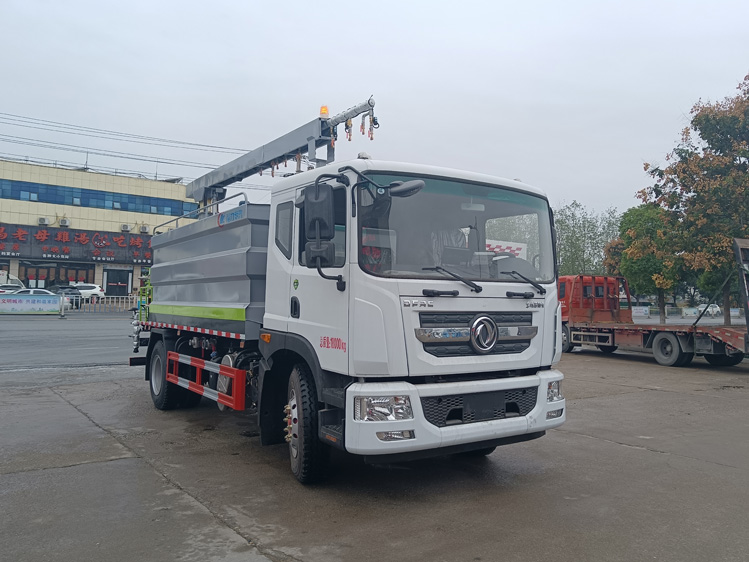 東風(fēng)D9免稅的鐵路抑塵車--12噸降塵灑水車_陜西多功能固化劑噴灑車_煤礦貨場壓制降塵
