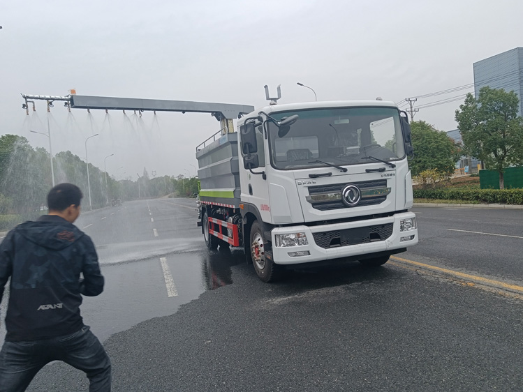 東風D9噴霧封層鐵路抑塵車-15方煤廠抑塵運輸車_榆林12方抑塵灑水車_霧化感應(yīng)噴淋車_煤炭降塵車