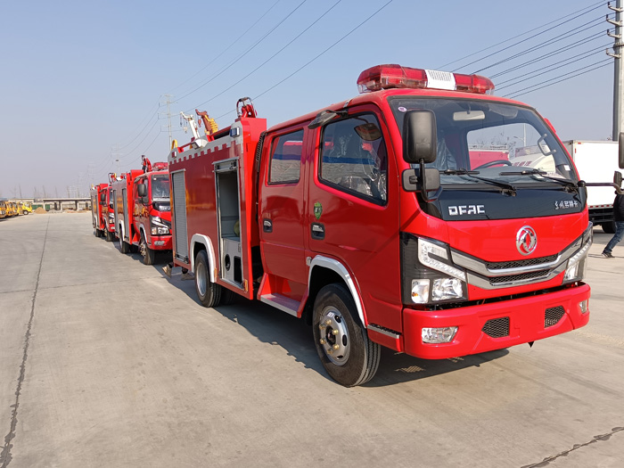 5噸消防灑水車(chē)_物業(yè)工廠(chǎng)小區(qū)消防車(chē)_1.5-3.5噸水罐消防車(chē)現(xiàn)車(chē)價(jià)格