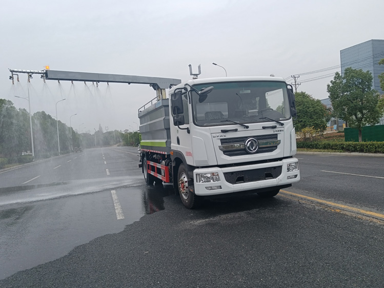 東風(fēng)D9旋轉(zhuǎn)伸縮臂鐵路抑塵車-程力12方煤炭運(yùn)輸降塵_榆林12方抑塵灑水車_霧化感應(yīng)噴淋車_煤炭降塵車