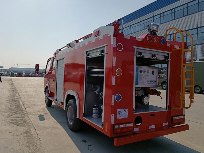 5噸消防灑水車(chē)價(jià)格_石油化工冶煉廠(chǎng)消防車(chē)_1.5-3.5噸水罐消防車(chē)現(xiàn)車(chē)價(jià)格