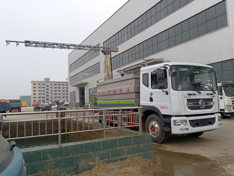 東風D9免稅的鐵路抑塵車--12噸降塵灑水車_太原鐵路裝卸煤炭防塵車_煤炭固化劑噴淋車