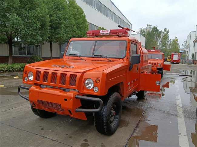 森林巡邏消防車_越野消防灑水車_內蒙古遼寧_山區(qū)林場草原消防救火車_北汽勇士四驅森林防火指揮車