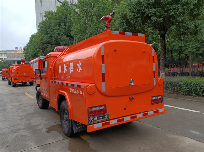 森林巡邏消防車(chē)_越野消防灑水車(chē)_陜西_四驅(qū)森林消防車(chē)_越野四驅(qū)運(yùn)兵突擊消防車(chē)