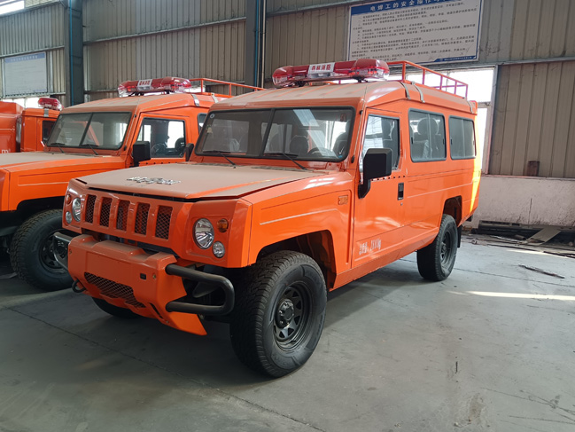 森林巡邏消防車(chē)_越野消防灑水車(chē)_陜西_四驅(qū)森林消防車(chē)_越野四驅(qū)運(yùn)兵突擊消防車(chē)