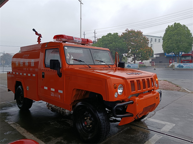 森林巡邏消防車(chē)_越野消防灑水車(chē)_陜西_四驅(qū)森林消防車(chē)_越野四驅(qū)運(yùn)兵突擊消防車(chē)